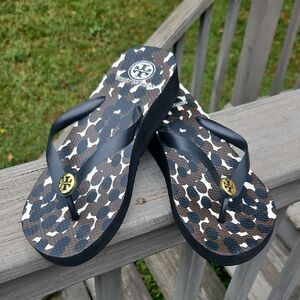 Tory Burch Logo Flip Flops Black Brown Camo Print Sandals Women’s ~Sz 9.5